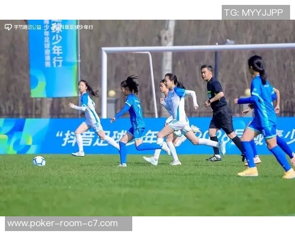 重庆工商大学足球队奋勇拼搏展现青春风采助力校园文化建设与体育发展